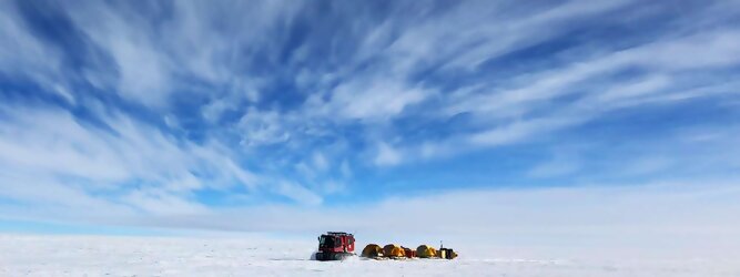 Trip Gutschein beliebtes Urlaubsziel – Antarktis - Null Bewohner, Millionen Pinguine und feste Dimensionen. Am südlichen Ende der Erde, wo die Sonne nur zwischen Frühjahr und Herbst über dem Horizont aufgeht, liegt der 7. Kontinent, die Antarktis. Riesig, bis auf ein paar Forscher unbewohnt und ohne offiziellen Besitzer. Eine Welt, die überrascht, bevor Sie sie sehen. Deshalb ist ein Besuch definitiv etwas für die Schatzkiste der Erinnerung und allein die Ausmaße dieser Destination sind eine Sache für sich. Du trittst aus deinem gemütlichen Hotelzimmer und es begrüßt dich die warme italienische Sonne. Du blickst auf den atemberaubenden Gardasee, der in zahlreichen Blautönen schimmert - von tiefem Dunkelblau bis zu funkelndem Türkis. Majestätische Berge umgeben dich, während die Brise sanft deine Haut streichelt und der Duft von blühenden Zitronenbäumen deine Nase kitzelt. Du schlenderst die malerischen, engen Gassen entlang, vorbei an farbenfrohen, blumengeschmückten Häusern. Vereinzelt unterbricht das fröhliche Lachen der Einheimischen die friedvolle Stille. Du fühlst dich wie in einem Traum, der nicht enden will. Jeder Schritt führt dich zu neuen Entdeckungen und Abenteuern. Du probierst die köstliche italienische Küche mit ihren frischen Zutaten und verführerischen Aromen. Die Sonne geht langsam unter und taucht den Himmel in ein leuchtendes Orange-rot - ein spektakulärer Anblick.