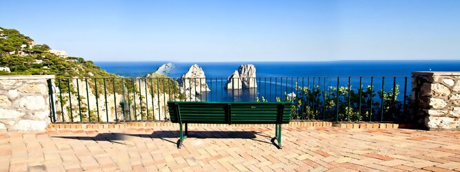 Trip Gutschein Reiseland - Capri ist eine blühende Insel mit weißen Gebäuden, die einen schönen Kontrast zum tiefen Blau des Meeres bilden. Die durchschnittlichen Frühlings- und Herbsttemperaturen liegen bei etwa 14°-16°C, die besten Reisemonate sind April, Mai, Juni, September und Oktober. Auch in den Wintermonaten sorgt das milde Klima für Wohlbefinden und eine üppige Vegetation. Die beliebtesten Orte für Capri Ferien, locken mit besten Angebote für Hotels und Ferienunterkünfte mit Werbeaktionen, Rabatten, Sonderangebote für Capri Urlaub buchen.