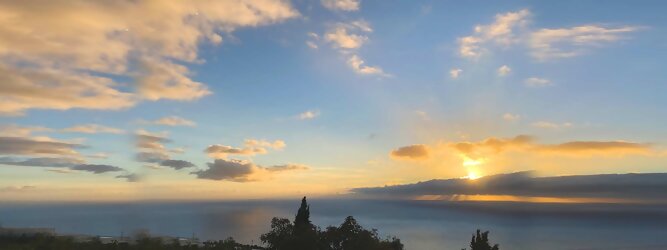 Trip Gutschein Insel Urlaub - La Palma macht ihrem Beinamen, die Schöne, alle Ehre. Das Kleinod im Atlantik erstrahlt in sattem Grün, verziert mit hübschen landestypischen Villen in den weit gestreuten Dörfern, eingerahmt von weichen Wellen des dunkelblauen atlantischen Ozeans, am Himmel ziehen malerische Formationen, bauschiger weißer Schäfchenwolken. Eine Bilderbuchidylle zum Verlieben. Die beliebtesten Orte für La Palma Ferien, locken mit besten Angebote für Hotels und Ferienunterkünfte mit Werbeaktionen, Rabatten, Sonderangebote für La Palma Urlaub buchen. Reisedaten eingeben und Hotel Flug Mietwagen Attraktionen Taxis für eine La Palma Reise flexibel buchen. Sollten sich die Pläne ändern, sind viele der Unterkünfte und Zimmer auf La Palma kostenfrei stornierbar.