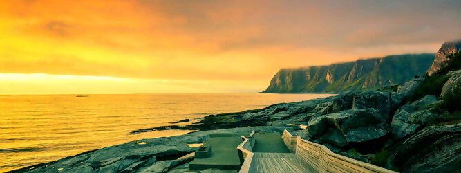 Trip Gutschein Ferienhaus Norwegen – Schwindelfrei auf Preikestolen – die spektakuläre Felskanzel erhebt sich als steile Plateauklippe über dem Lysefjord. Die Aussicht über den Fjord ist atemberaubend, schwindelfrei sein ist Voraussetzung. Es lohnt sich auf jeden Fall, schon mitten in der Nacht aufzustehen, um den magischen Moment des überwältigend schönen Sonnenaufgangs mitzuerleben, grandios wie sich die ersten Sonnenstrahlen in den steilen Felswänden verfangen und die Bergmauern zum Leuchten bringen. Dieser Augenblick inspiriert zur Demut und Dankbarkeit. Die beliebtesten Orte für Ferien in Norwegen, locken mit besten Angebote für Hotels und Ferienunterkünfte mit Werbeaktionen, Rabatten, Sonderangebote für Norwegen Urlaub buchen.