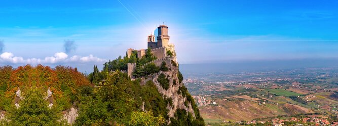 Trip Gutschein Urlaubsdestination - San Marino – Hol ihn dir – den heißbegehrten Einreise-Stempel von San Marino. Nimm deinen Reisepass, besuche die örtliche Tourismusbehörde, hier wird die kleine Trophäe in dein Reisedokument gestempelt, es sieht gut aus und ist eine supertolle Urlaubserinnerung. Dieses neue Trendy-Reiselust-Souvenir passt ausgezeichnet zu den anderen außergewöhnlichen Stempeln deiner vergangenen Reisen. San Marino ist ein sehr interessanter Zwergstaat, eine Enklave, vollständig von Italien umgeben, eine der ältesten bestehenden Republiken und eines der reichsten Länder der Welt. Die beliebtesten Orte für Ferien in San Marino, locken mit besten Angebote für Hotels und Ferienunterkünfte mit Werbeaktionen, Rabatten, Sonderangebote für San Marino Urlaub buchen.